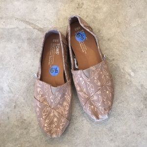 Brand new Toms!!